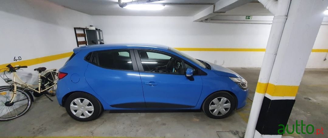 2012' Renault Clio photo #2