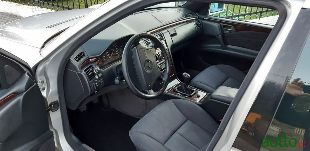1997' Mercedes-Benz E-220 photo #2