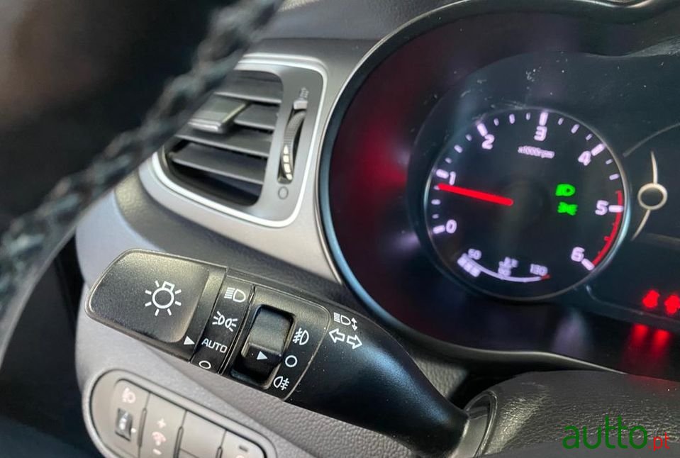 2015' Kia Carens photo #6