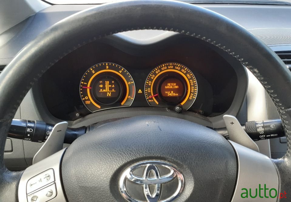 2007' Toyota Auris photo #1