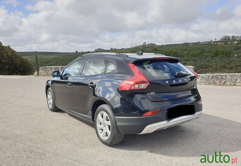 2015' Volvo V40 Cross Country photo #3