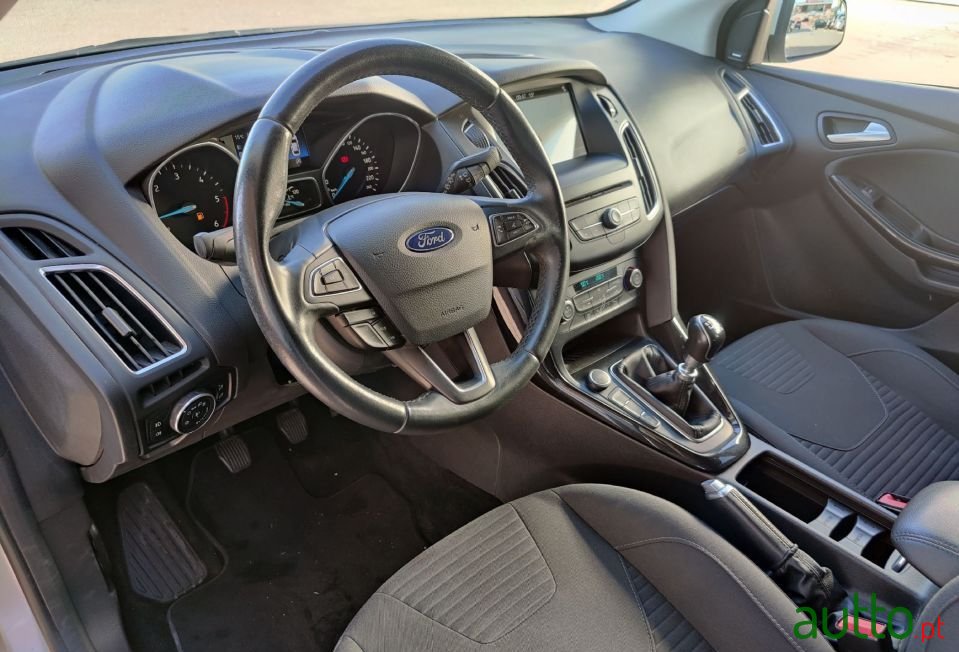 2017' Ford Focus photo #2