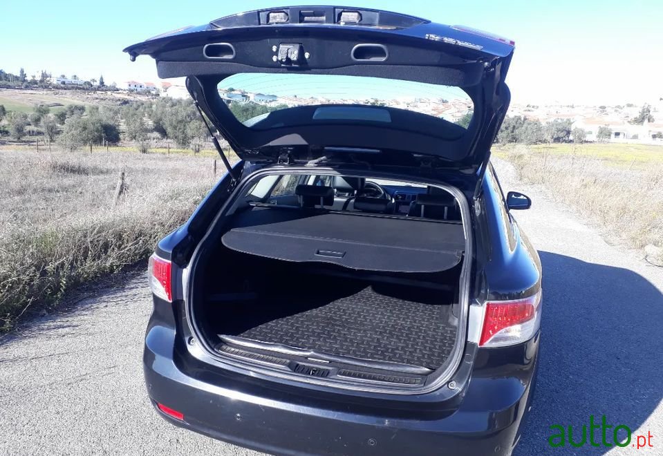 2011' Toyota Avensis Sw photo #2