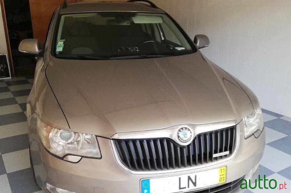 2011' Skoda Superb Break photo #3