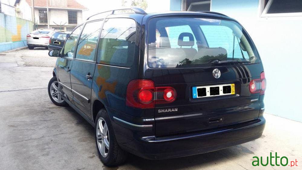 2009' Volkswagen Sharan 2.0 TDi BlueMotion photo #1