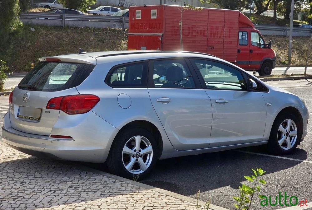 2012' Opel Astra Sports Tourer photo #6