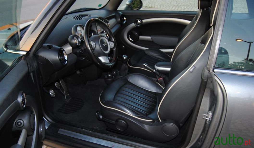 2010' MINI Cabrio photo #2