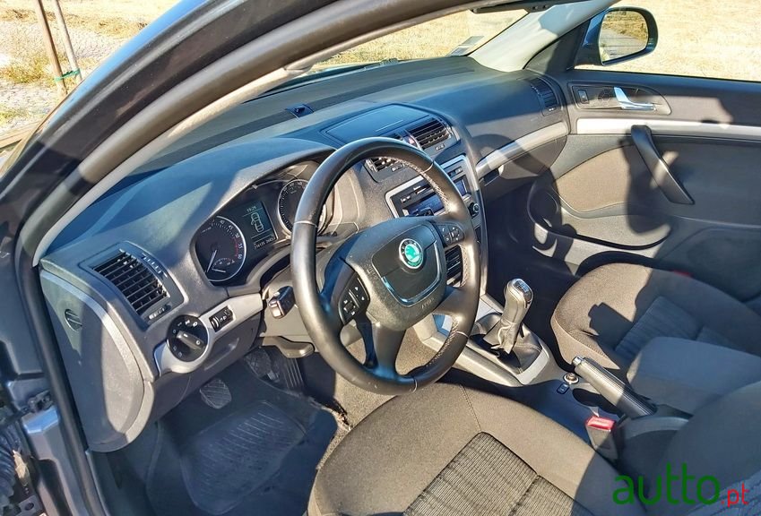 2010' Skoda Octavia Break photo #5