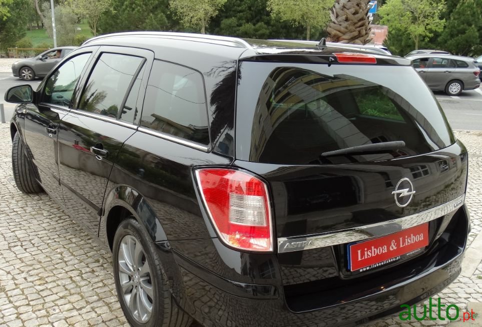 2010' Opel Astra Caravan photo #4