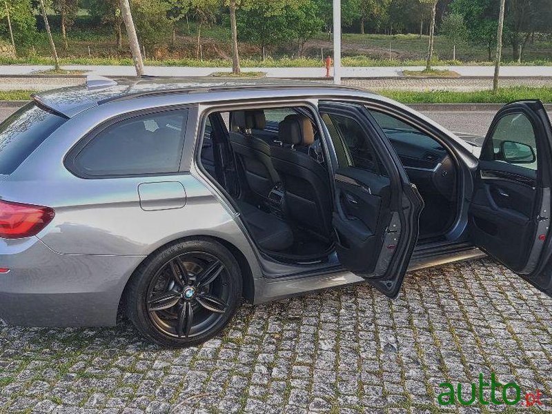 2011' BMW 520 Touring photo #1