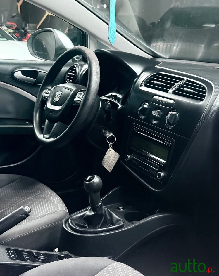 2011' SEAT Leon photo #6