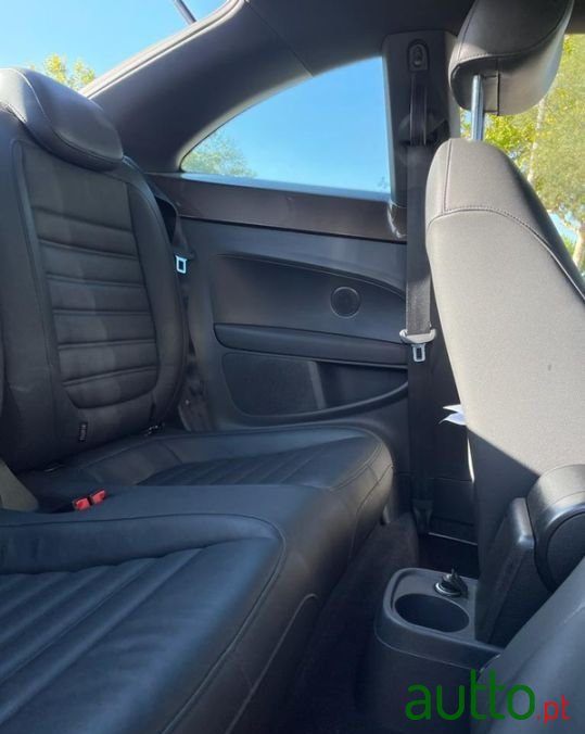 2013' Volkswagen New Beetle photo #3