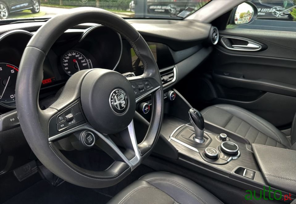 2017' Alfa Romeo Giulia photo #2