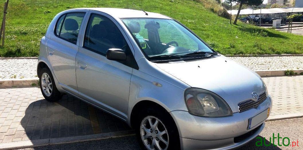 2000' Toyota Yaris 1.0 Vvt-I Sol 5P photo #2