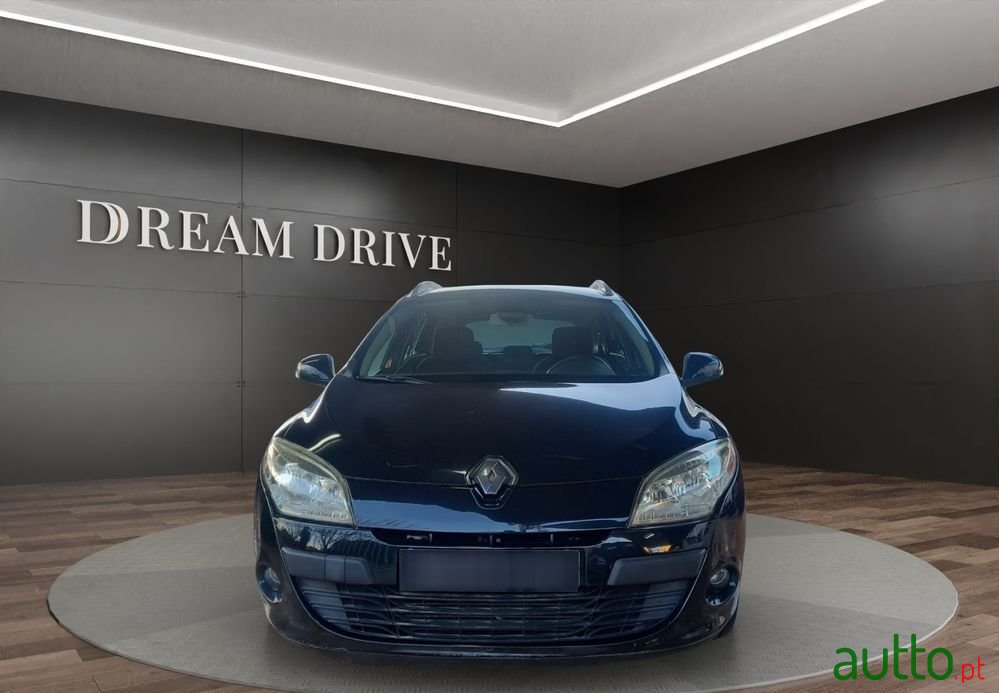 2010' Renault Megane Sport Tourer photo #2