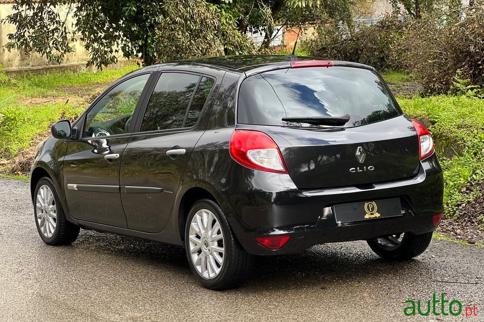 2011' Renault Clio photo #6