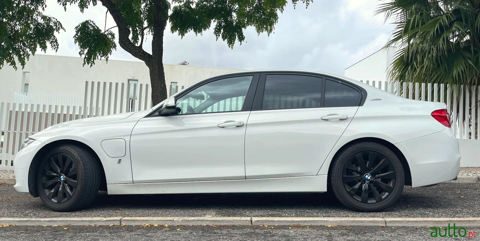 2018' BMW 330 photo #2