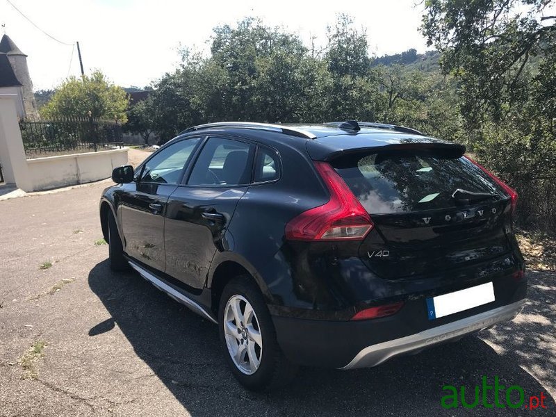 2015' Volvo V40 Cross Country photo #4