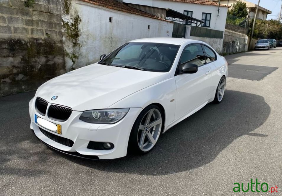 2011' BMW 320 photo #2