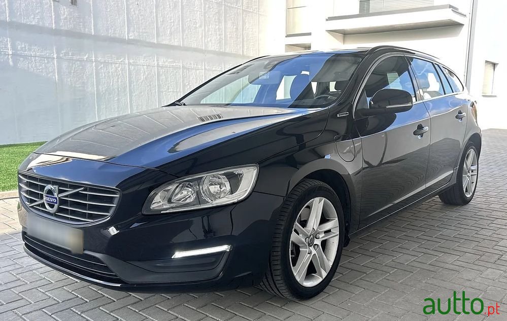 2018' Volvo V60 2.4 D6 Momentum Awd Phev photo #3
