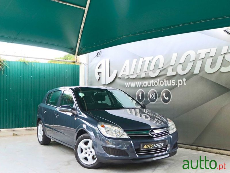 2008' Opel Astra photo #1