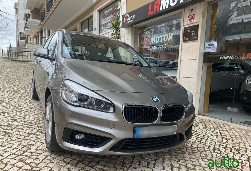 2016' BMW 225Xe Active Tourer photo #2