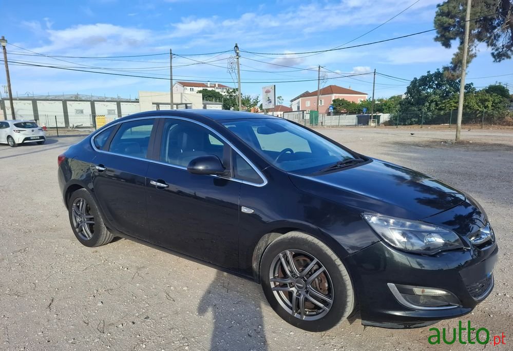 2013' Opel Astra photo #4
