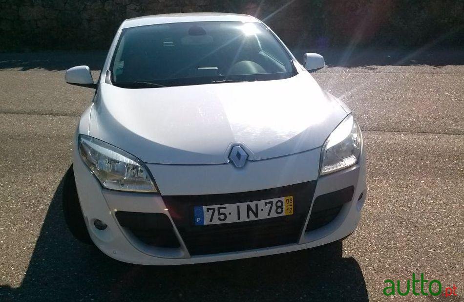 2009' Renault Megane Coupe photo #2