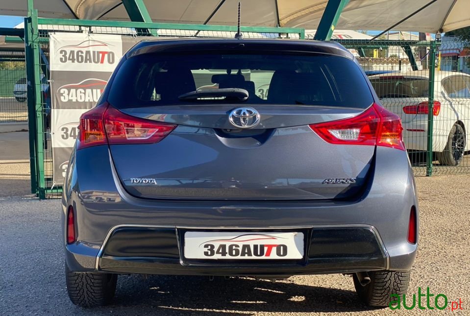 2015' Toyota Auris photo #3