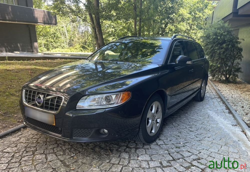 2010' Volvo V70 photo #5