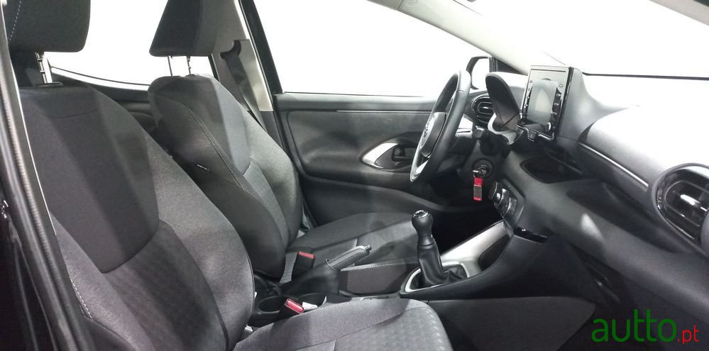 2022' Toyota Yaris photo #6