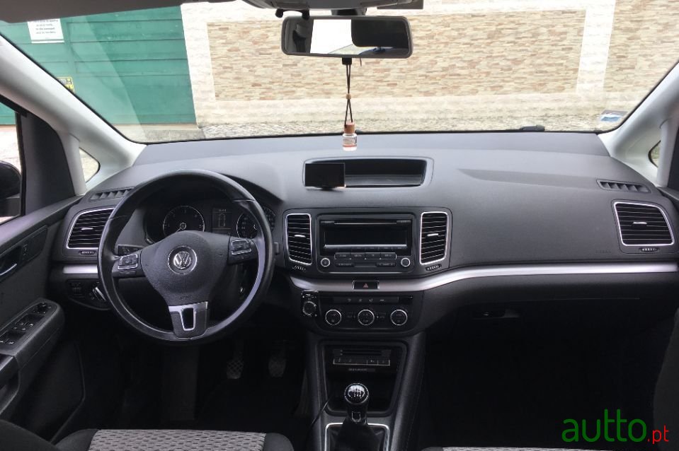 2013' Volkswagen Sharan photo #5