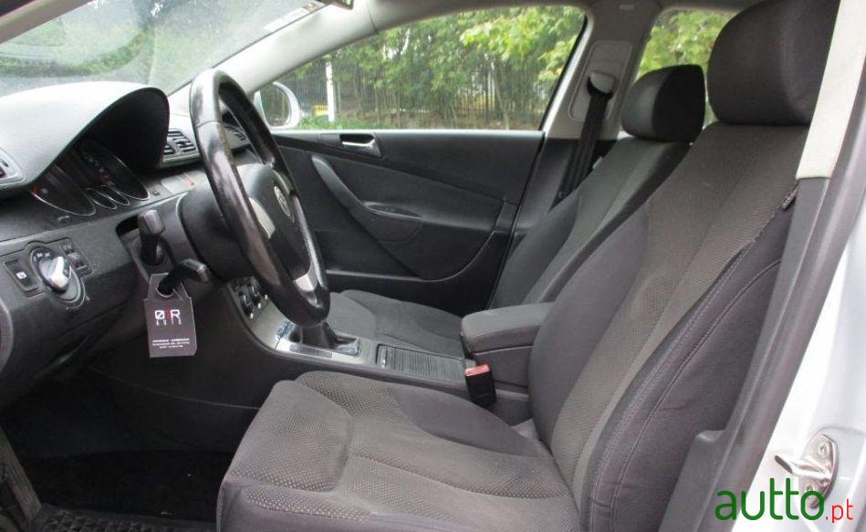 2005' Volkswagen Passat photo #1