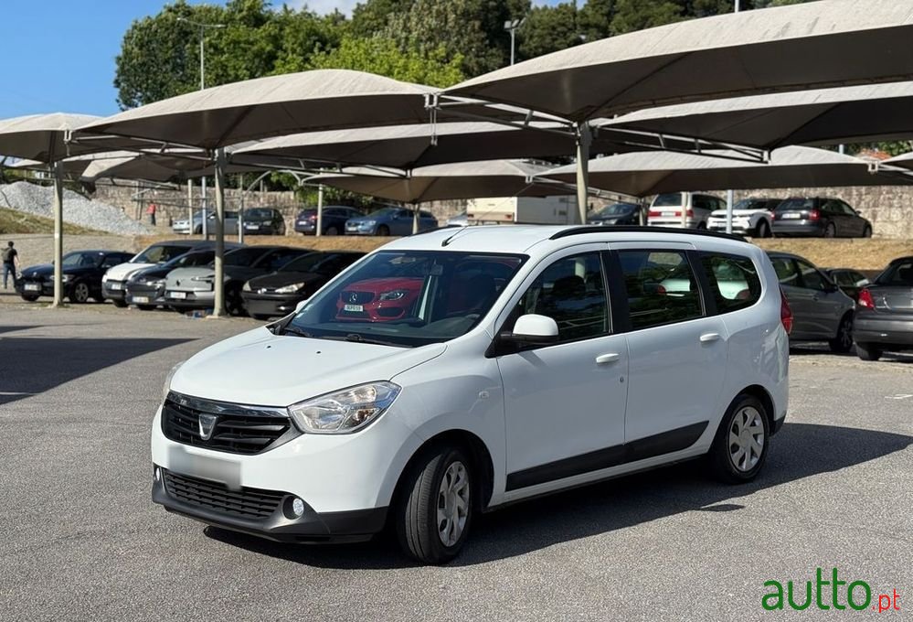 2013' Dacia Lodgy photo #3