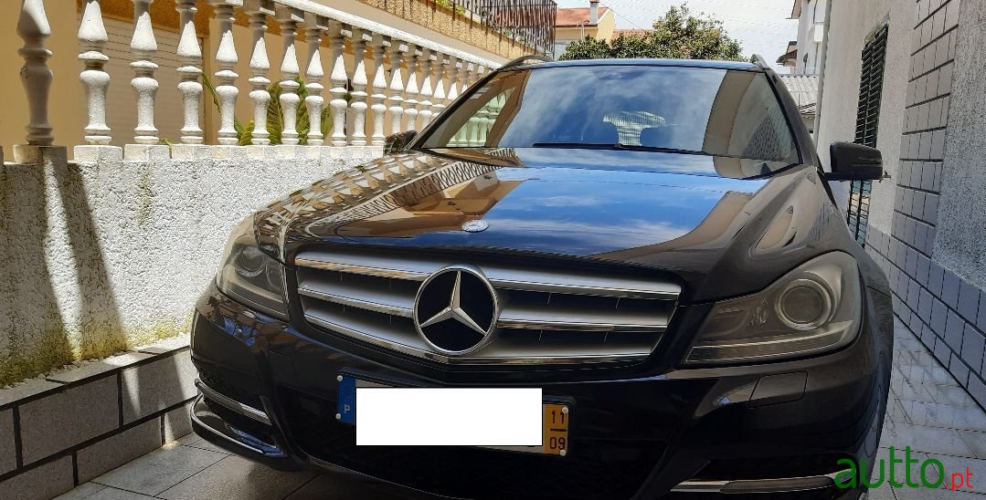 2011' Mercedes-Benz C-220 photo #3