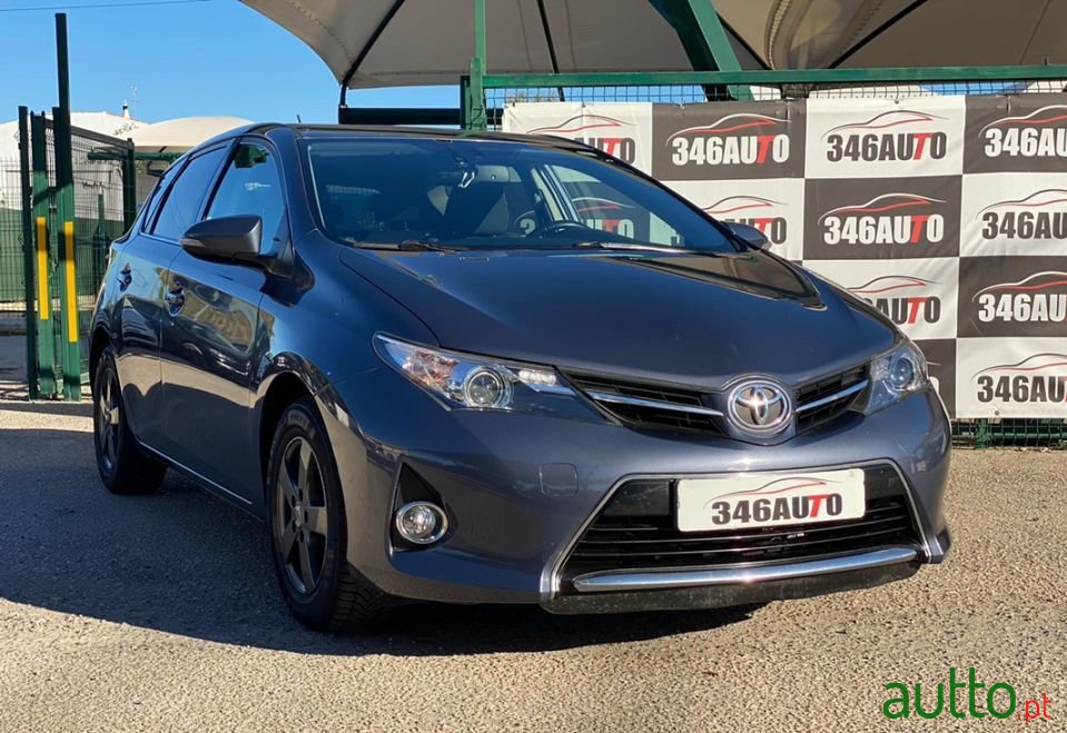 2015' Toyota Auris photo #1