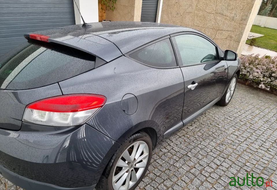 2009' Renault Megane Coupe photo #3