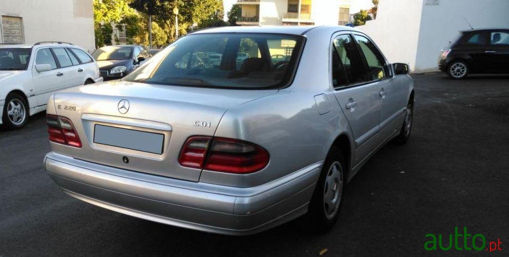 2000' Mercedes-Benz E-220 Cdi Classic photo #2