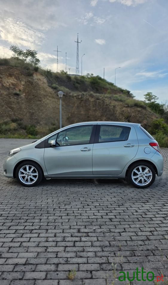 2012' Toyota Yaris photo #6