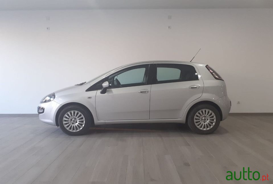 2011' Fiat Punto photo #3