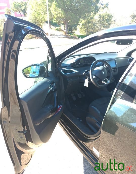 2013' Peugeot 208 photo #1