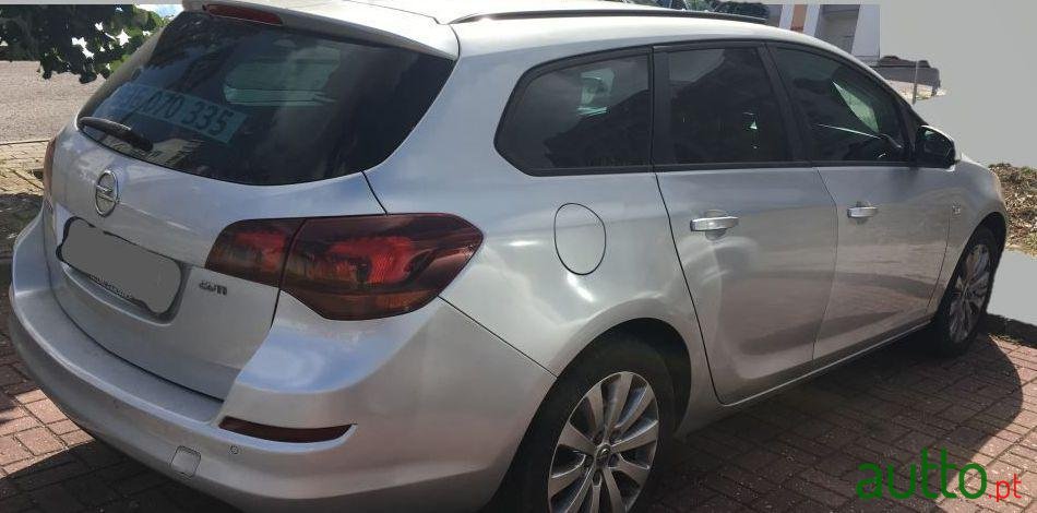 2011' Opel Astra Sports Tourer photo #4