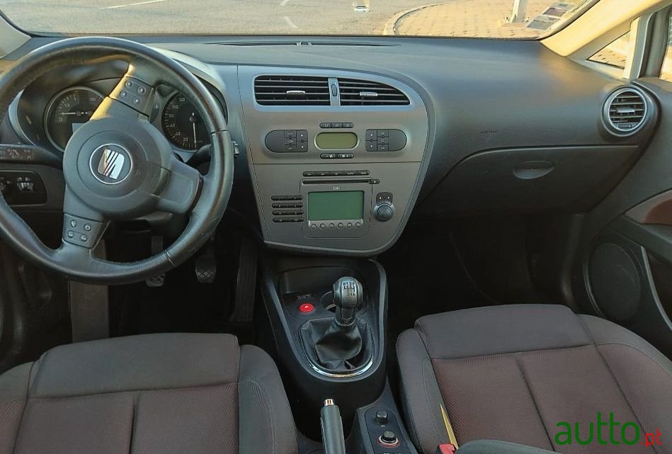 2006' SEAT Leon photo #1