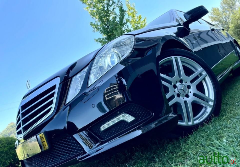 2009' Mercedes-Benz E-250 photo #1