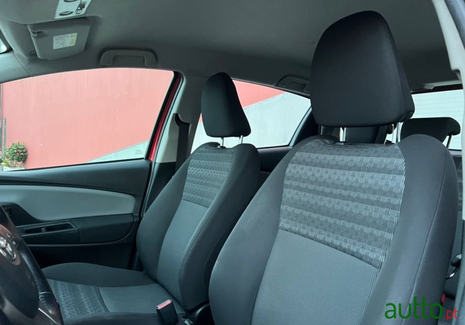 2017' Toyota Yaris photo #3