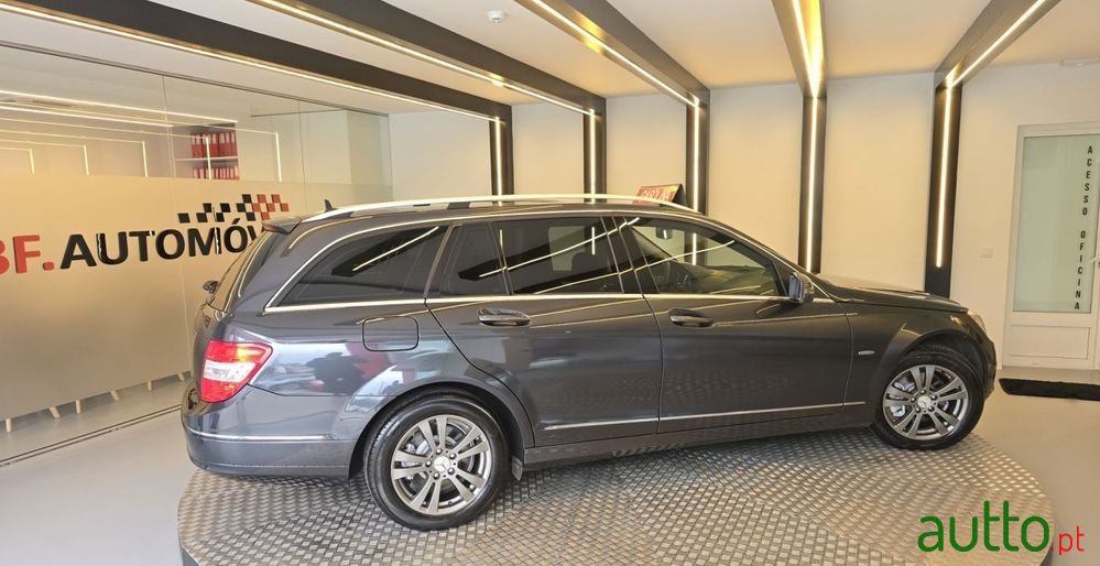 2010' Mercedes-Benz Classe C photo #5
