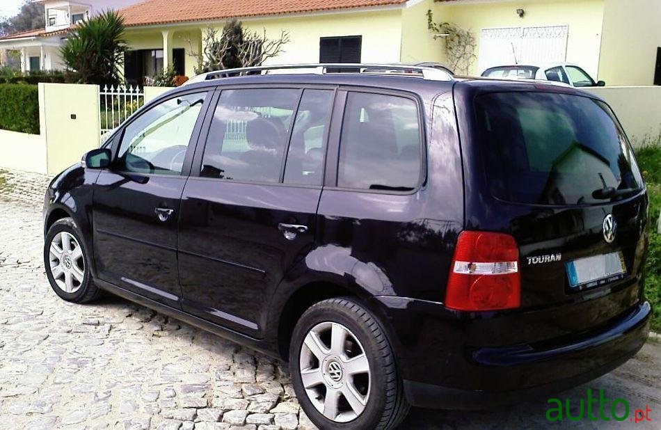2004' Volkswagen Touran photo #3