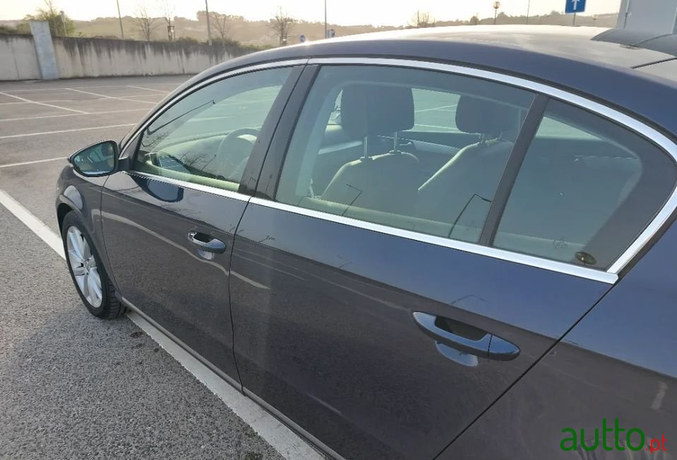 2011' Volkswagen Passat photo #5