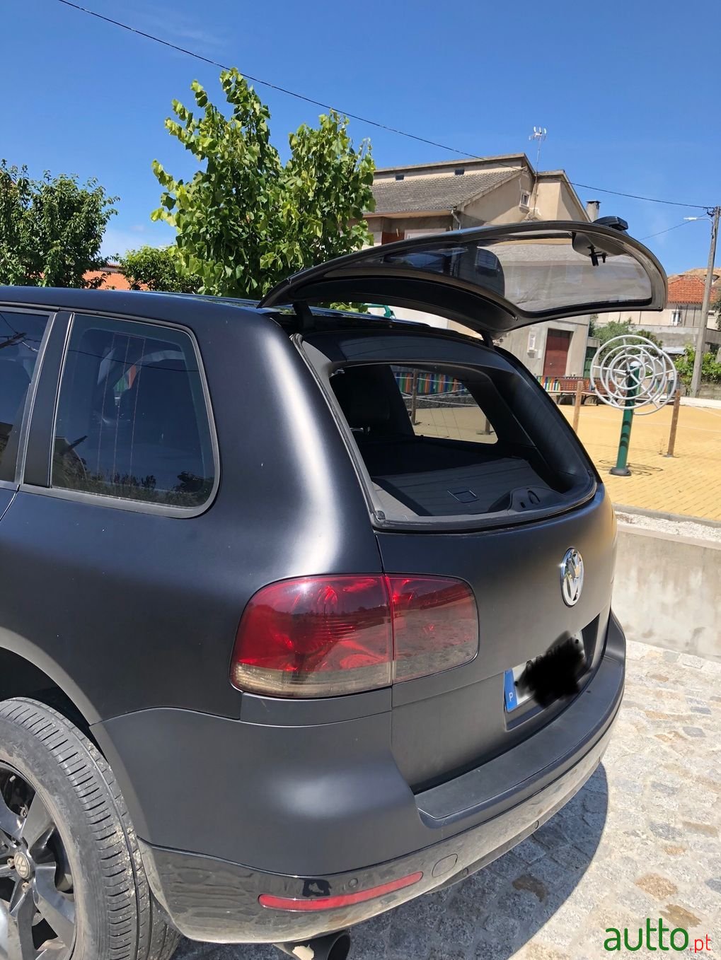 2004' Volkswagen Touareg photo #3