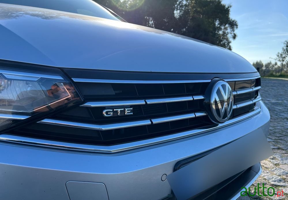 2020' Volkswagen Passat Variant photo #2